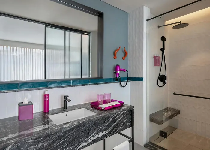 Moxy 4*